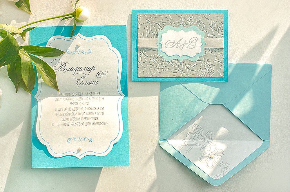 Приглашения на свадьбу в голубом цвете с тиснением и конвертом 