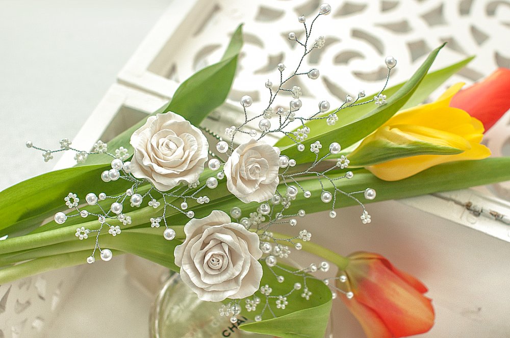  Белые шпильки с розами и жемчужными веточками для прически невесты "Жемчужные розы"