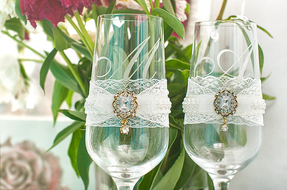 Свадебные бокалы с инициалами молодоженов в технике матирования стекла. с кружевом и винтажными брошами