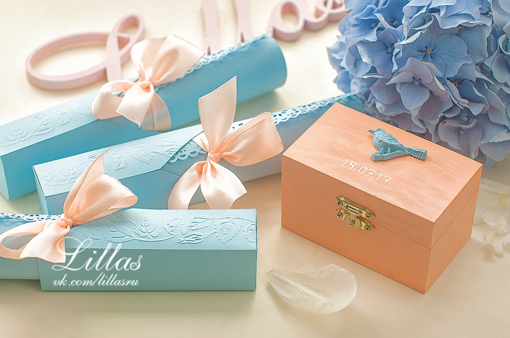 Свадебные приглашения свитки в коробочке голубого цвета от Lillas.ru