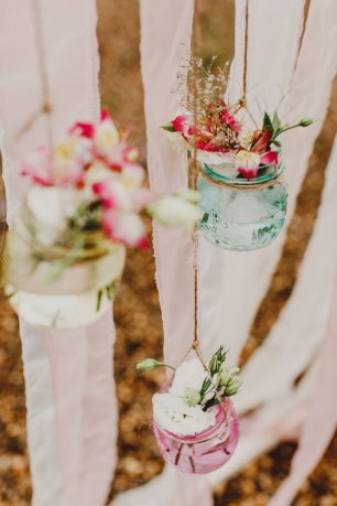 Банки с цветами в декоре свадебного торжества