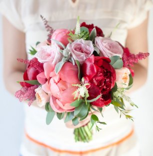букет невесты с пионовидными розами и розами