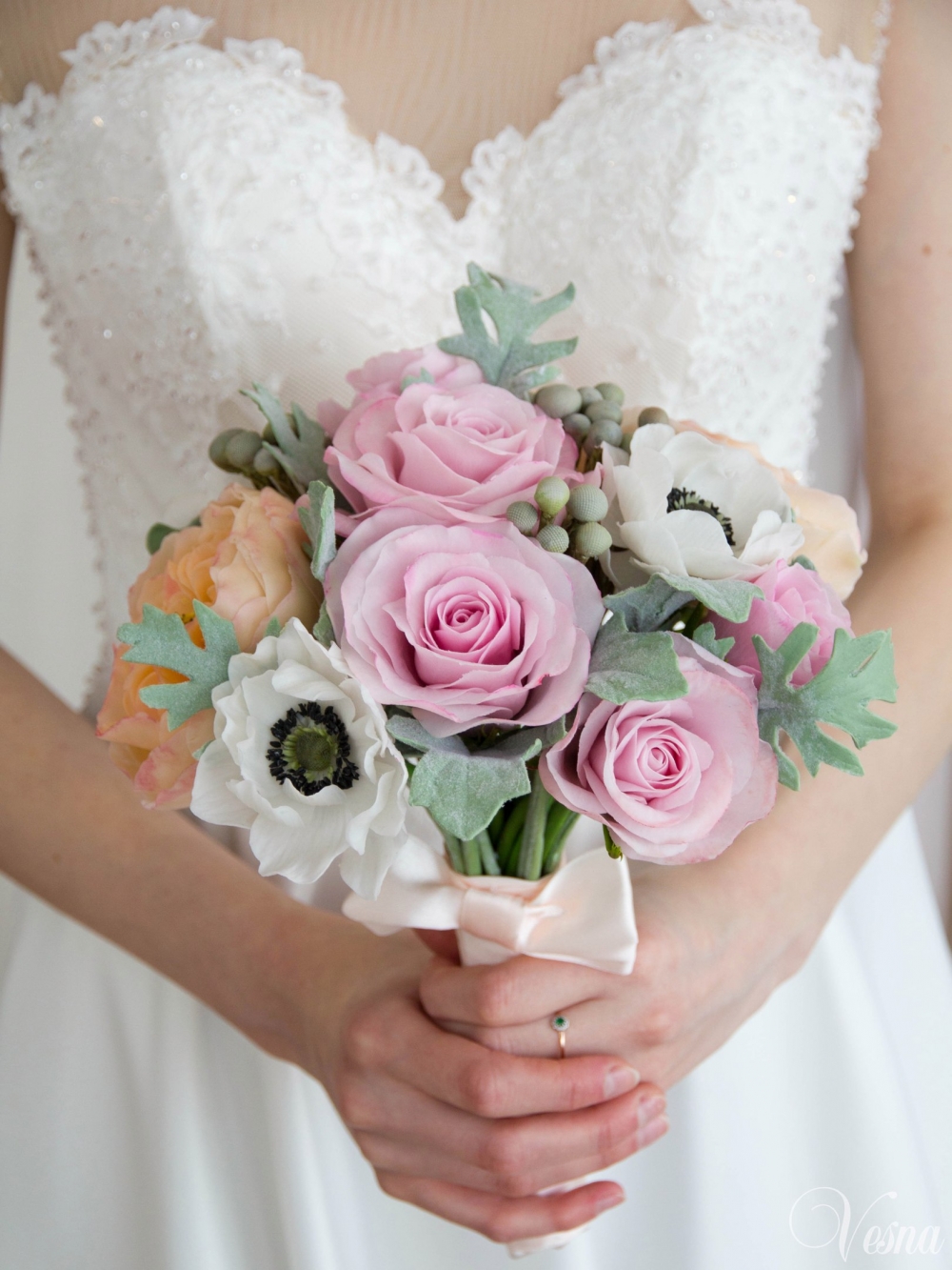 Букет невесты из полимерной глины: пионовидные розы, анемоны, розы. Цветы ручной работы. Колористика свадьбы: розовая, персиковая, белая цветовая гамма.