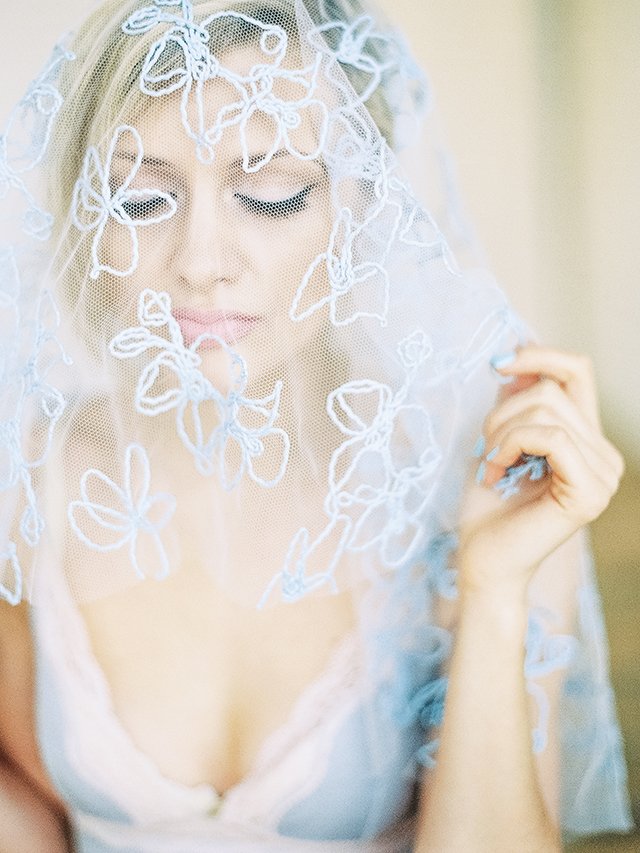 Нежно-голубая кружевная фата невесты