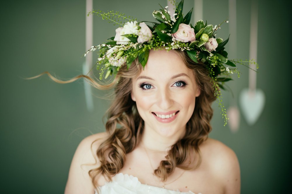 Цветочный венок на голове невесты
