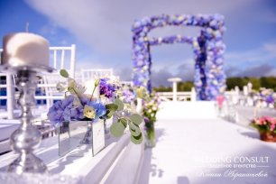 Фиолетовые гортензии в декоре места свадебной церемонии