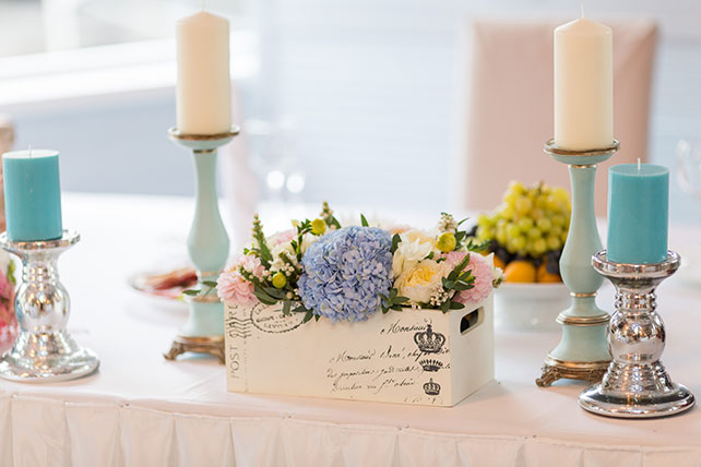 Бело-голубая свадьба, цветочная композиция на столе молодоженов