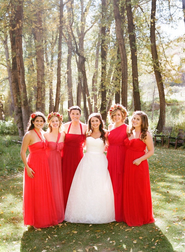 Платья подружек невесты разных оттенков красного