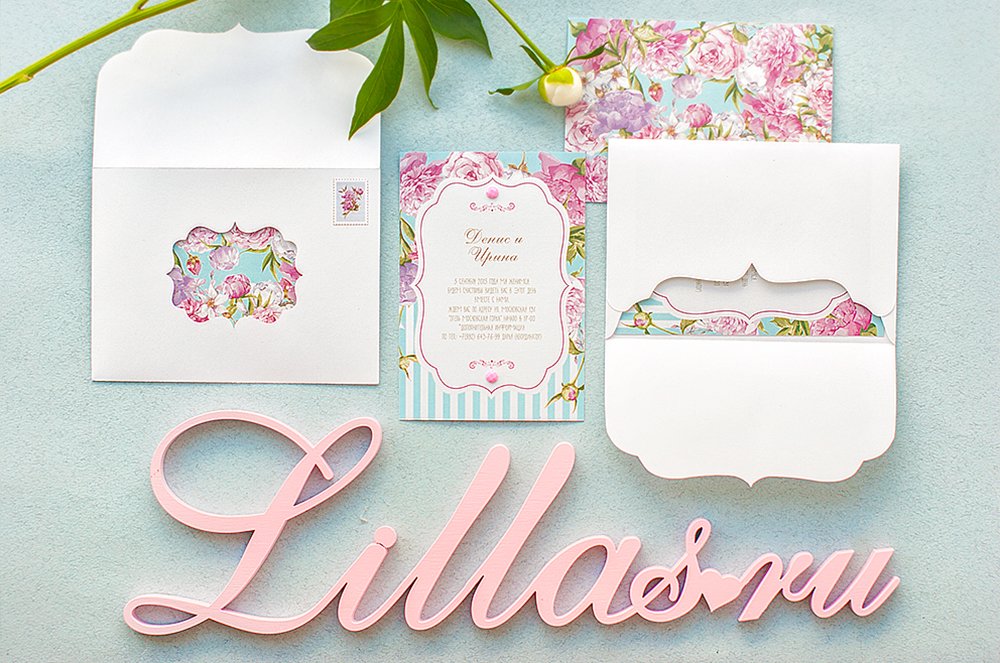 Приглашения на свадьбу с пионами в белом конверте. В розовых и голубых цветах.