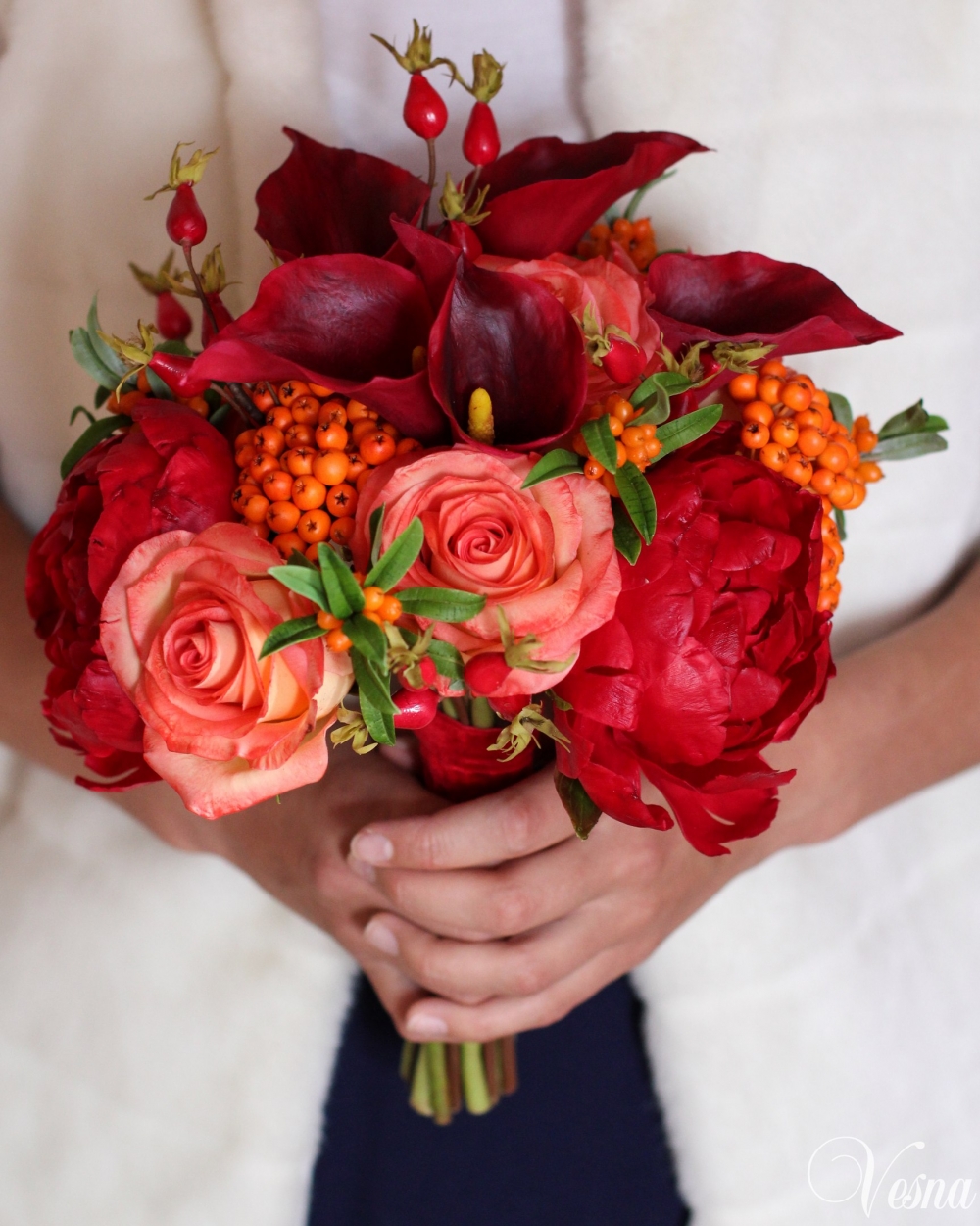 Букет невесты ручной работы. Цвет марсала, красный - осенняя гамма. Каллы, облепиха, розы, пионы, шиповник из полимерной глины.